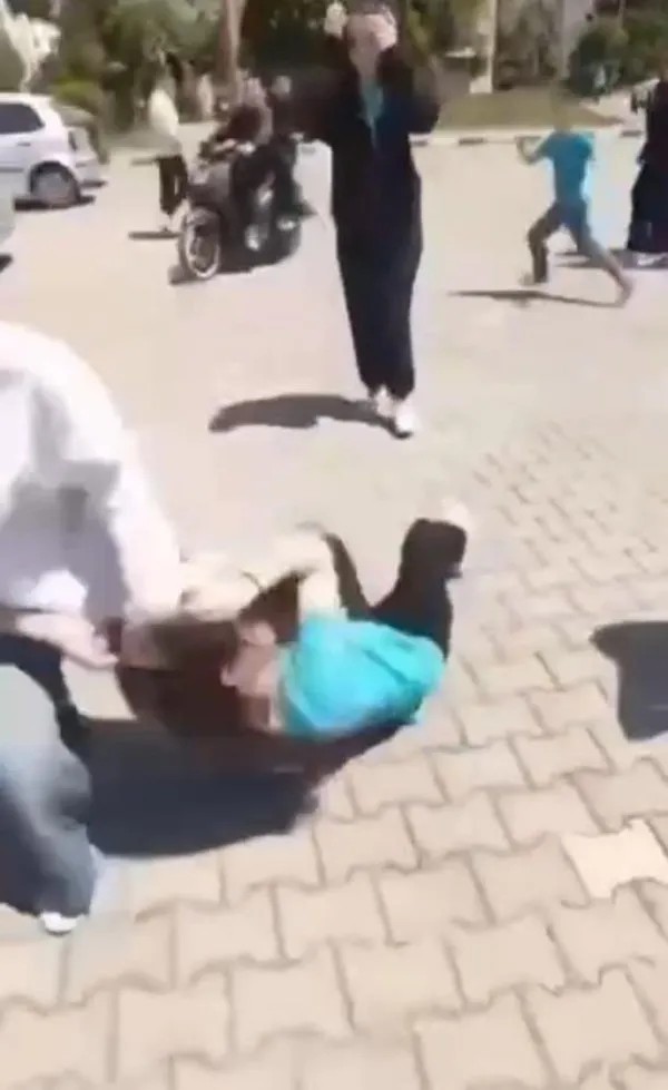 Saçından tutulup yerde sürüklendi! Akran zorbalığı pes dedirtti